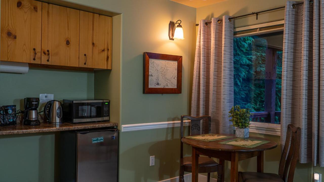 Wild Pacific Guest Suites Уклуелет Екстериор снимка