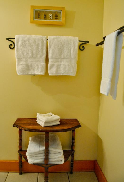 Wild Pacific Guest Suites Уклуелет Екстериор снимка